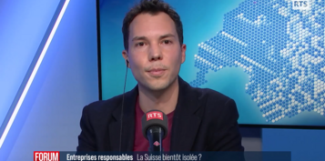 Nicolas Bueno prenant la parole dans Forum