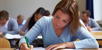 Eine Studentin löst Aufgaben